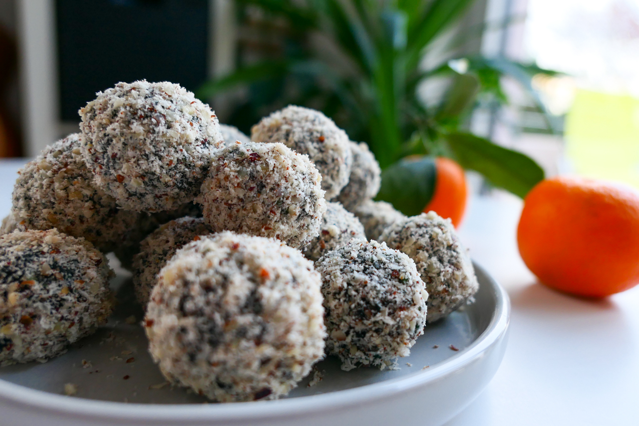 Energy Balls aux noisettes et à la spiruline (vegan)