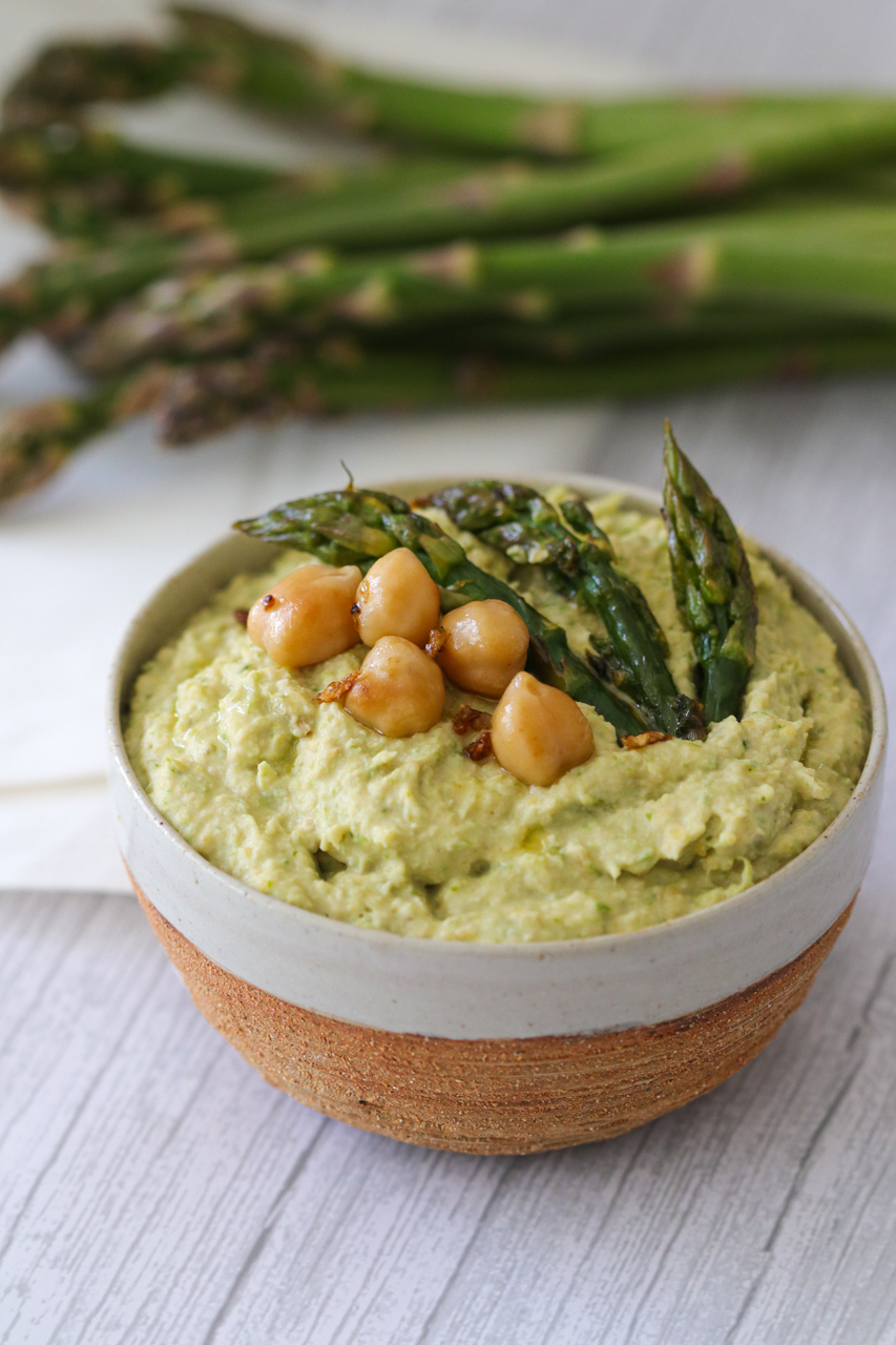 gros plan houmous asperges