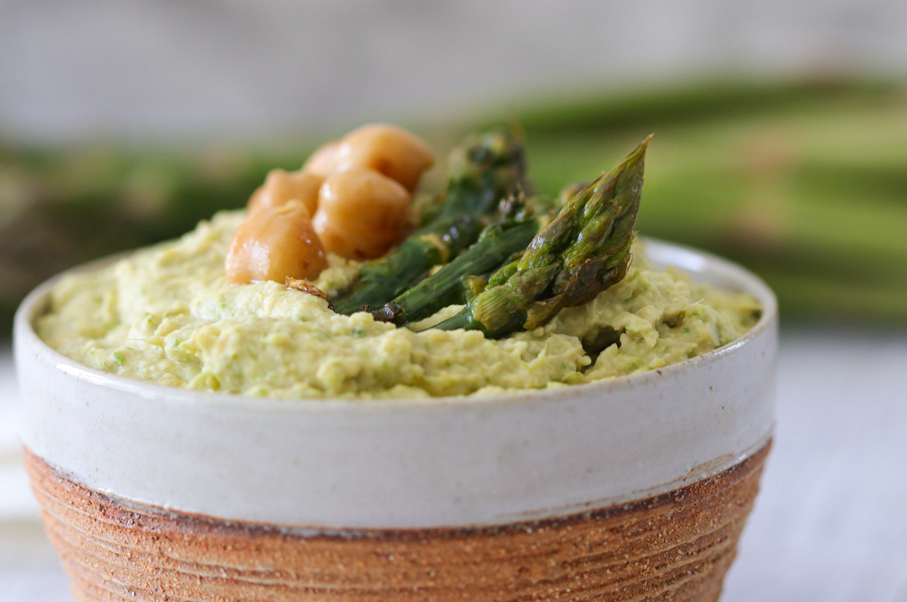 gros plan houmous asperges