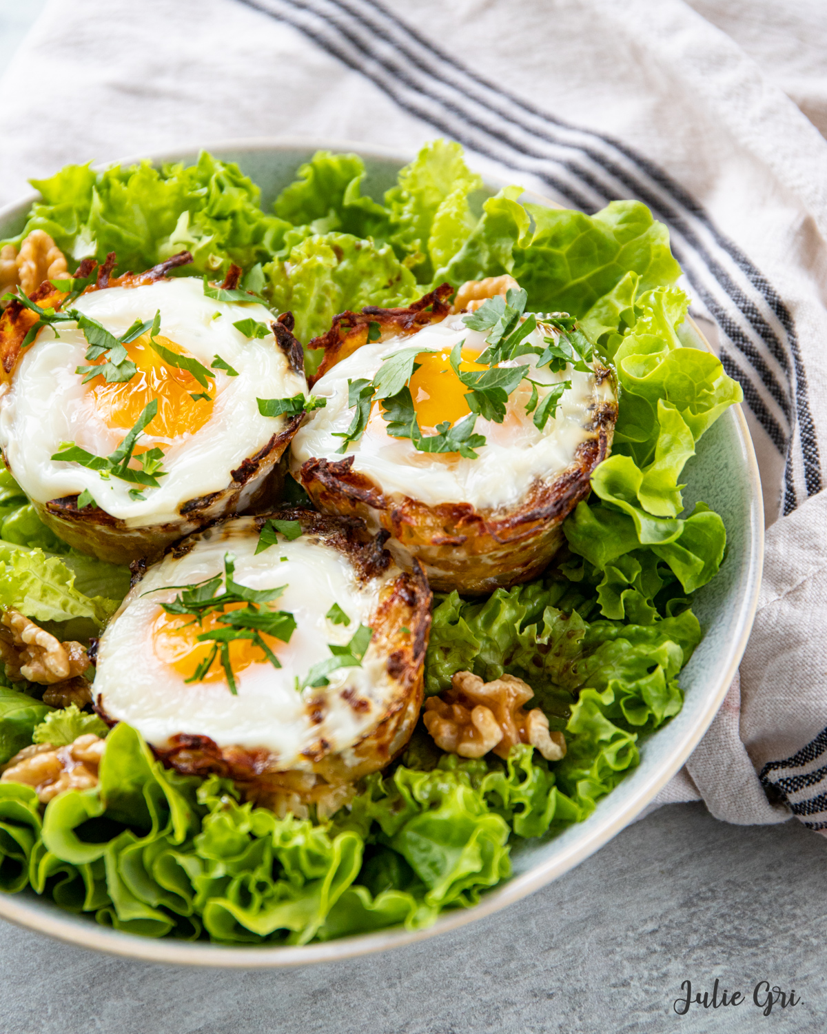 assiette de salade avec muffins de röstis aux oeufs