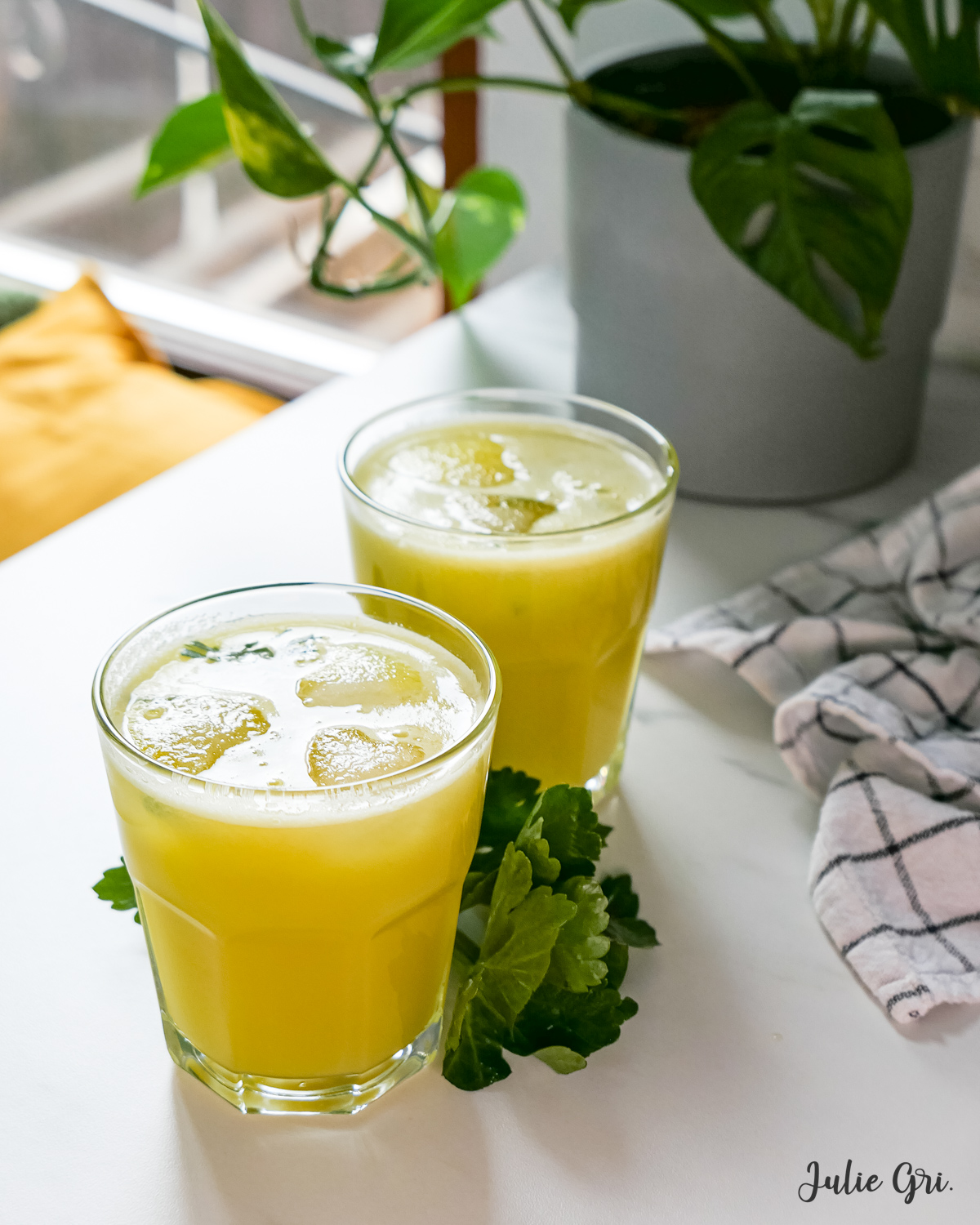 2 verres de jus pommes céleri