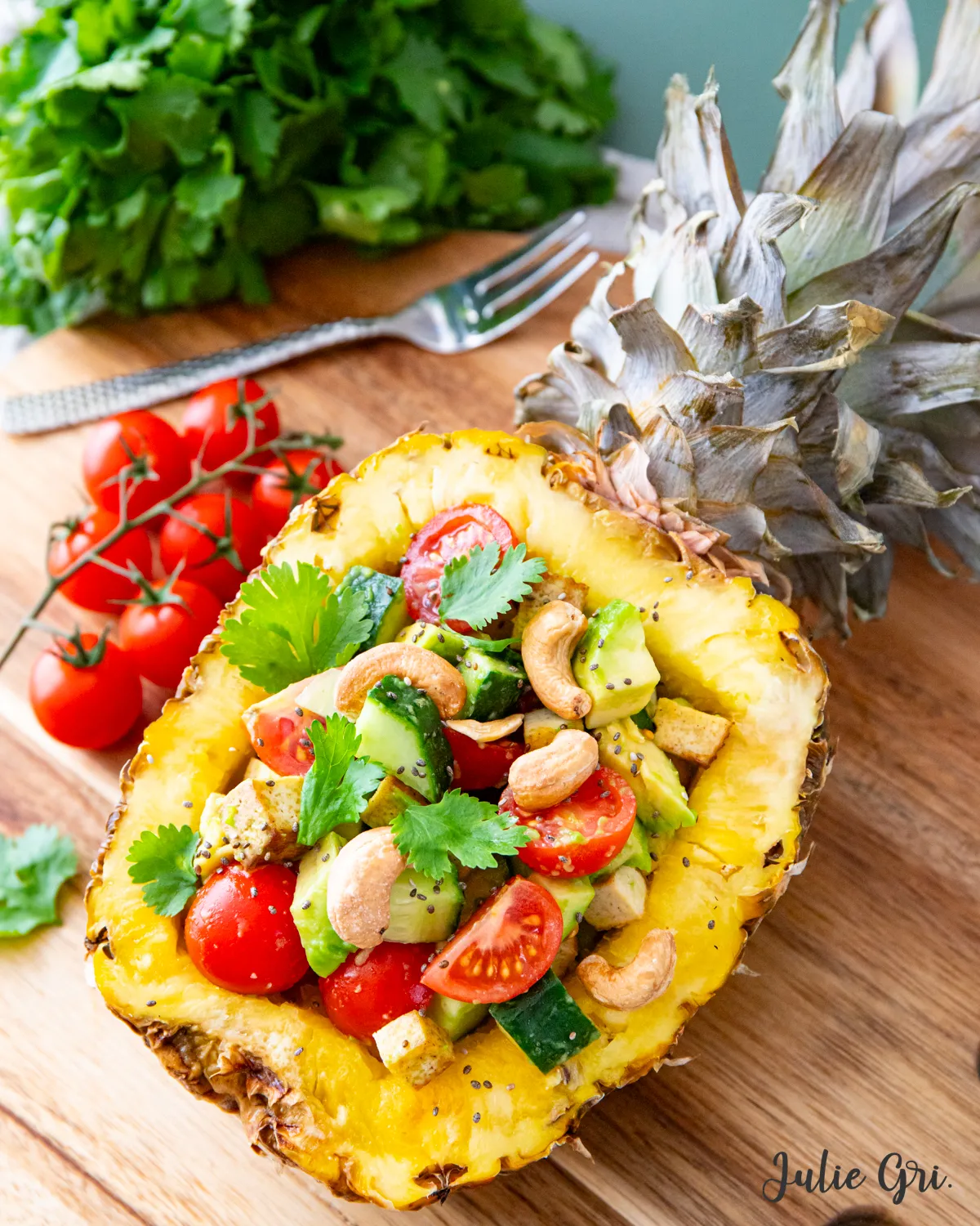 demi ananas avec salade sucrée-salée 