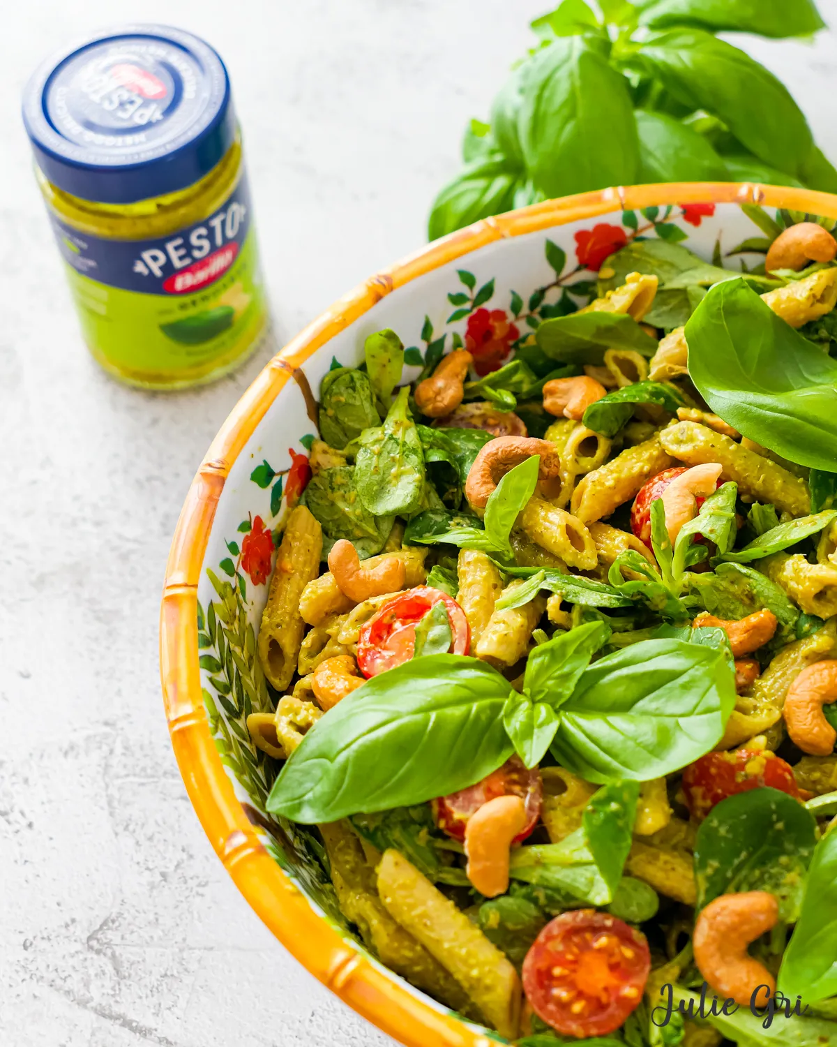 salade de pâtes au pesto, grosses feuilles de basilic, noix de cajou et tomates cerises 