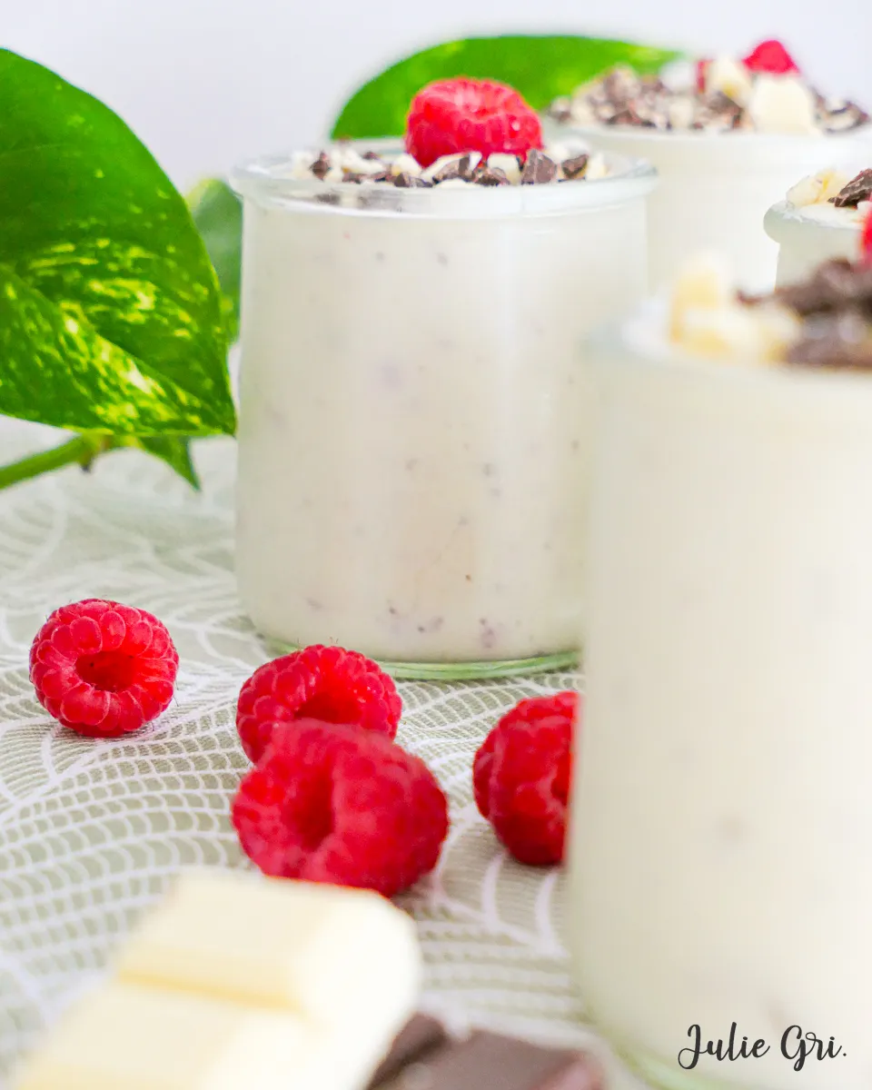 gros plan mousse stracciatella framboise
