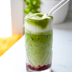 matcha latte fruits rouges