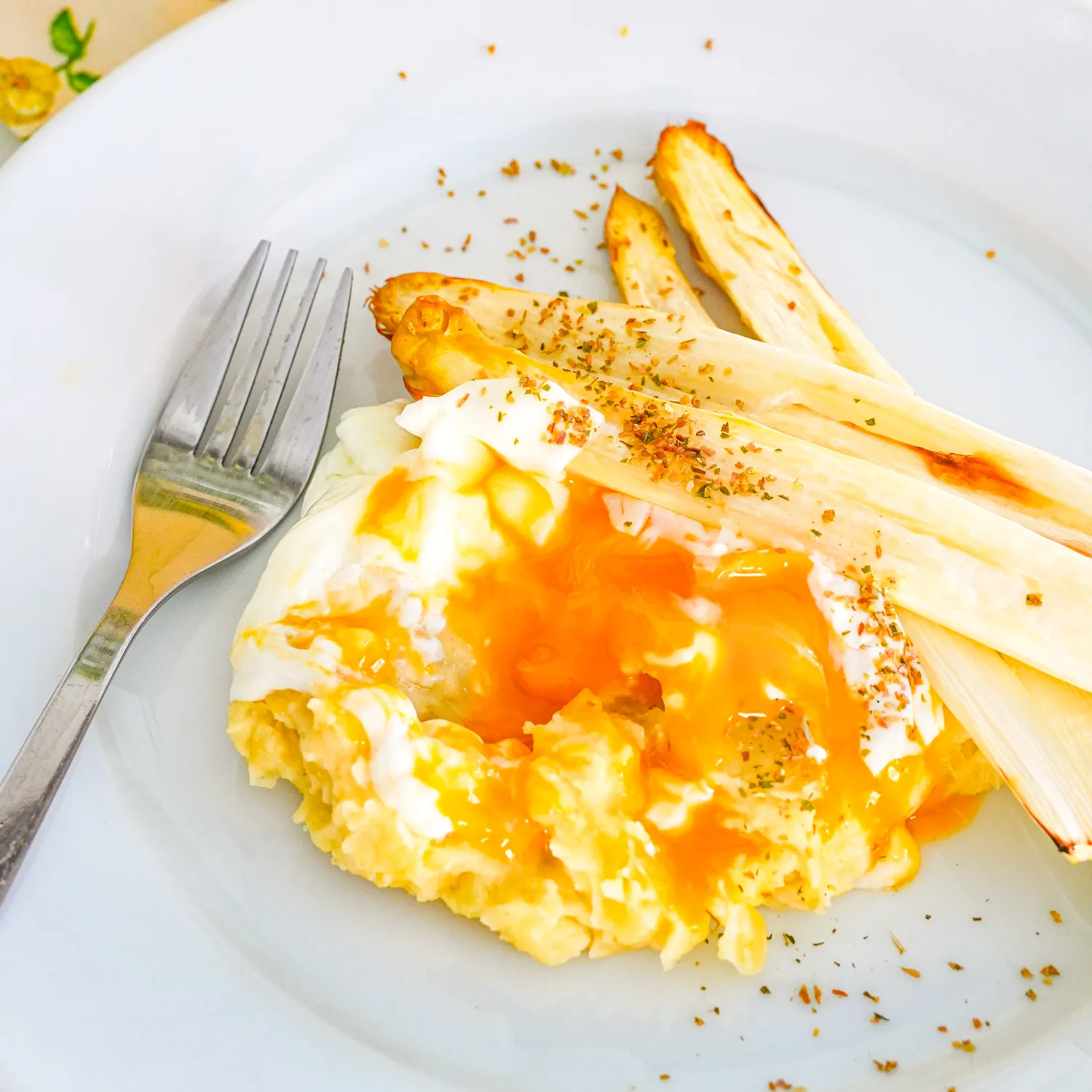 écrasé pommes de terre asperges oeuf