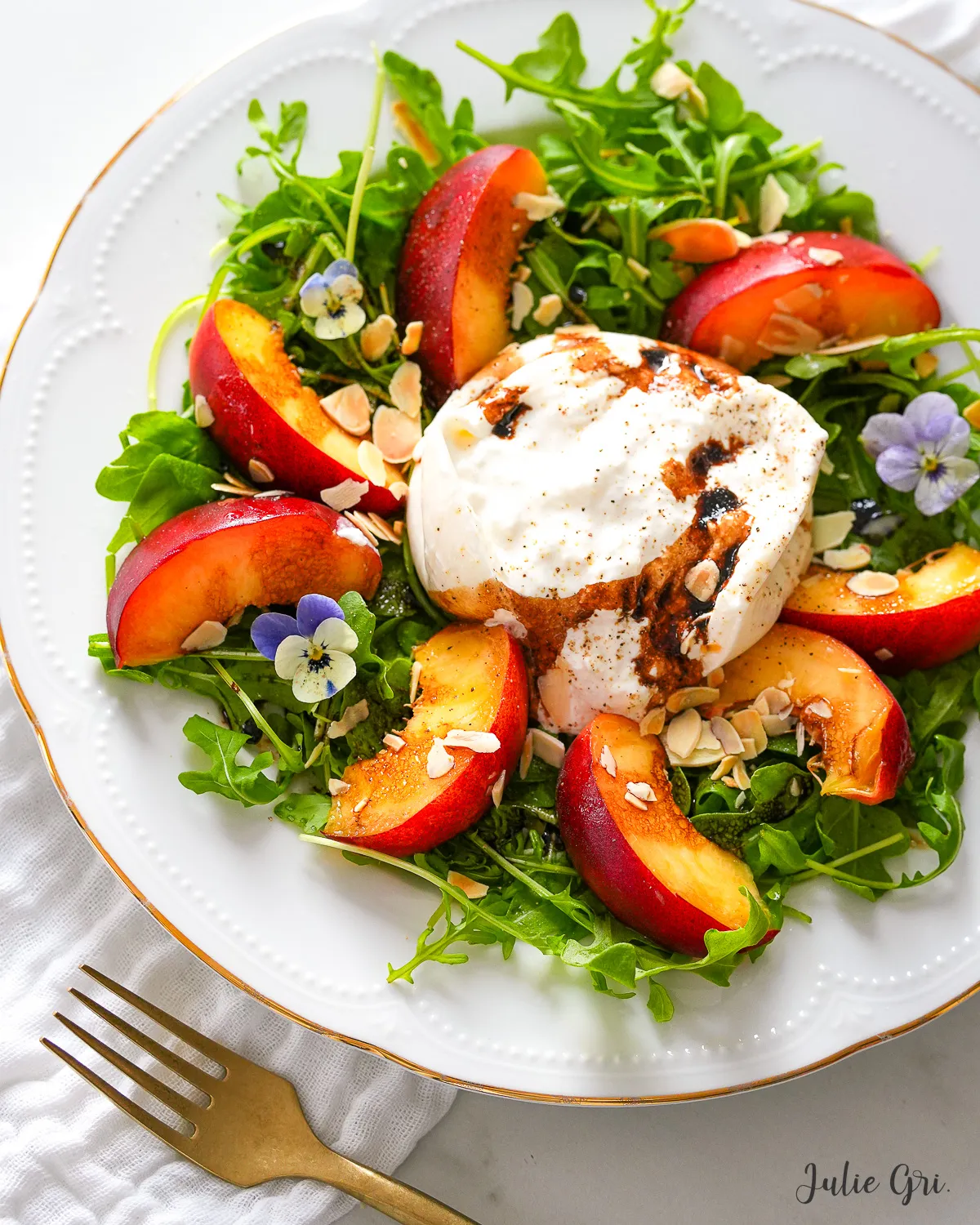 Salade pêche burrata