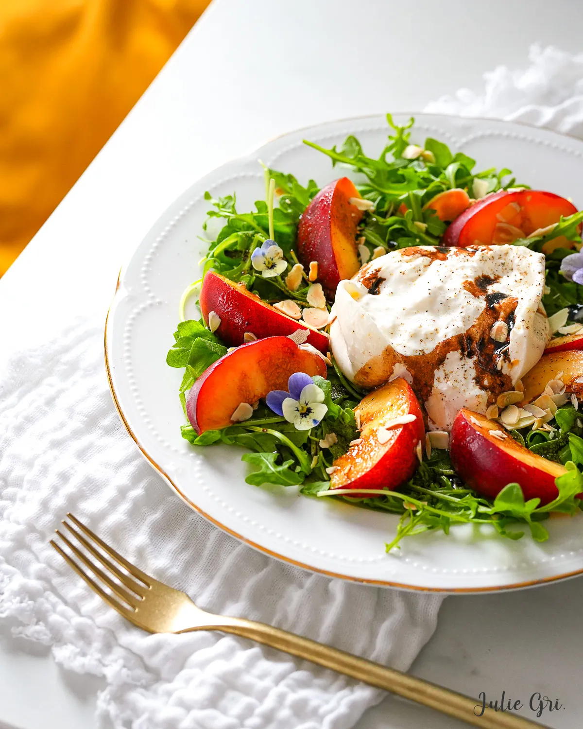 Salade pêche burrata 