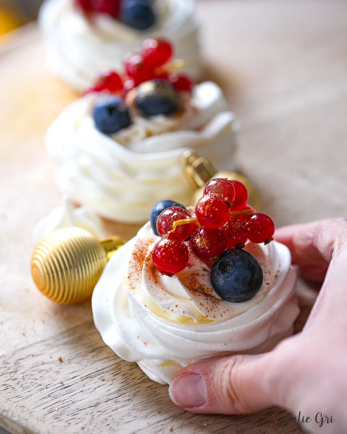 pavlova lemon curd fruits rouges