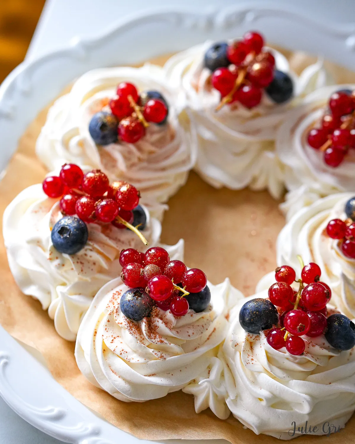 pavlova lemon curd fruits rouges