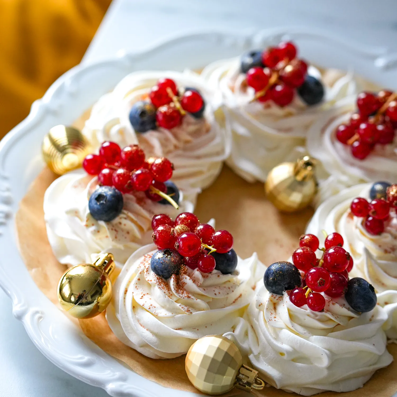 pavlova lemon curd fruits rouges