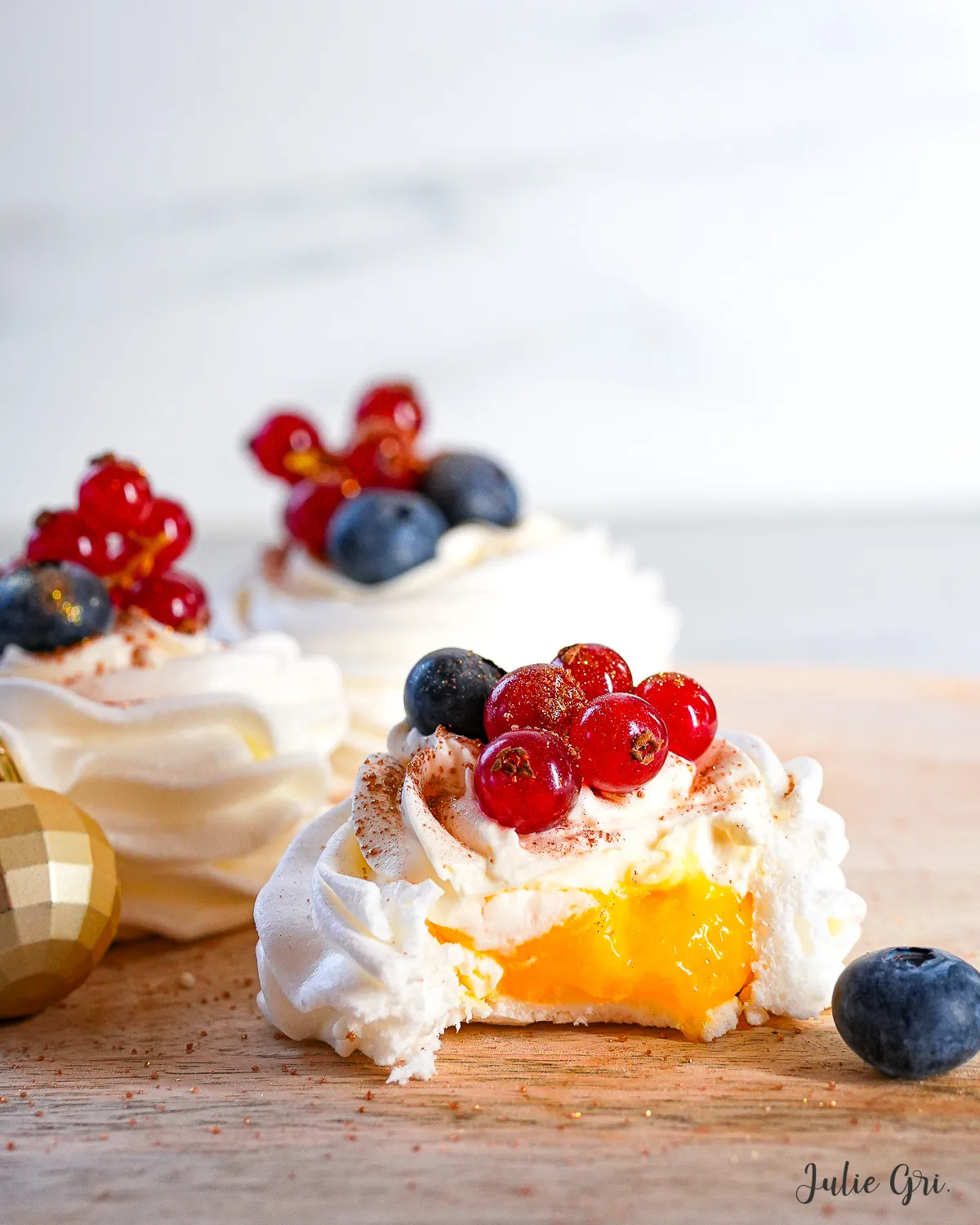 pavlova lemon curd fruits rouges