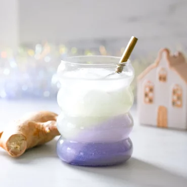 Mocktail pétillant à la violette et au gingembre